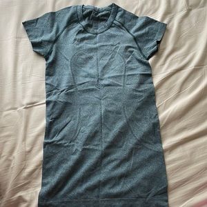Lululemon Swiftly Tech Short Sleeve size 4 Teal color
